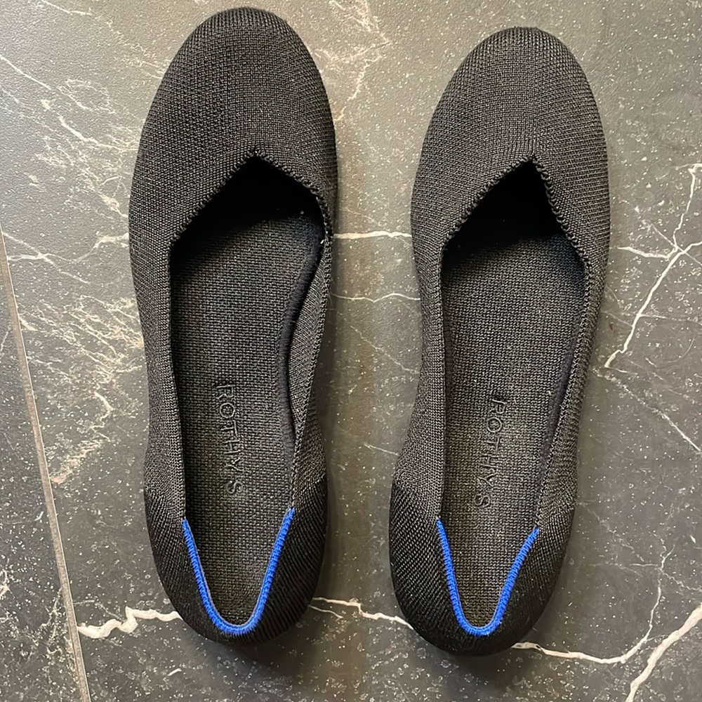 Cute & simple black Rothy’s rounded ballet flat
